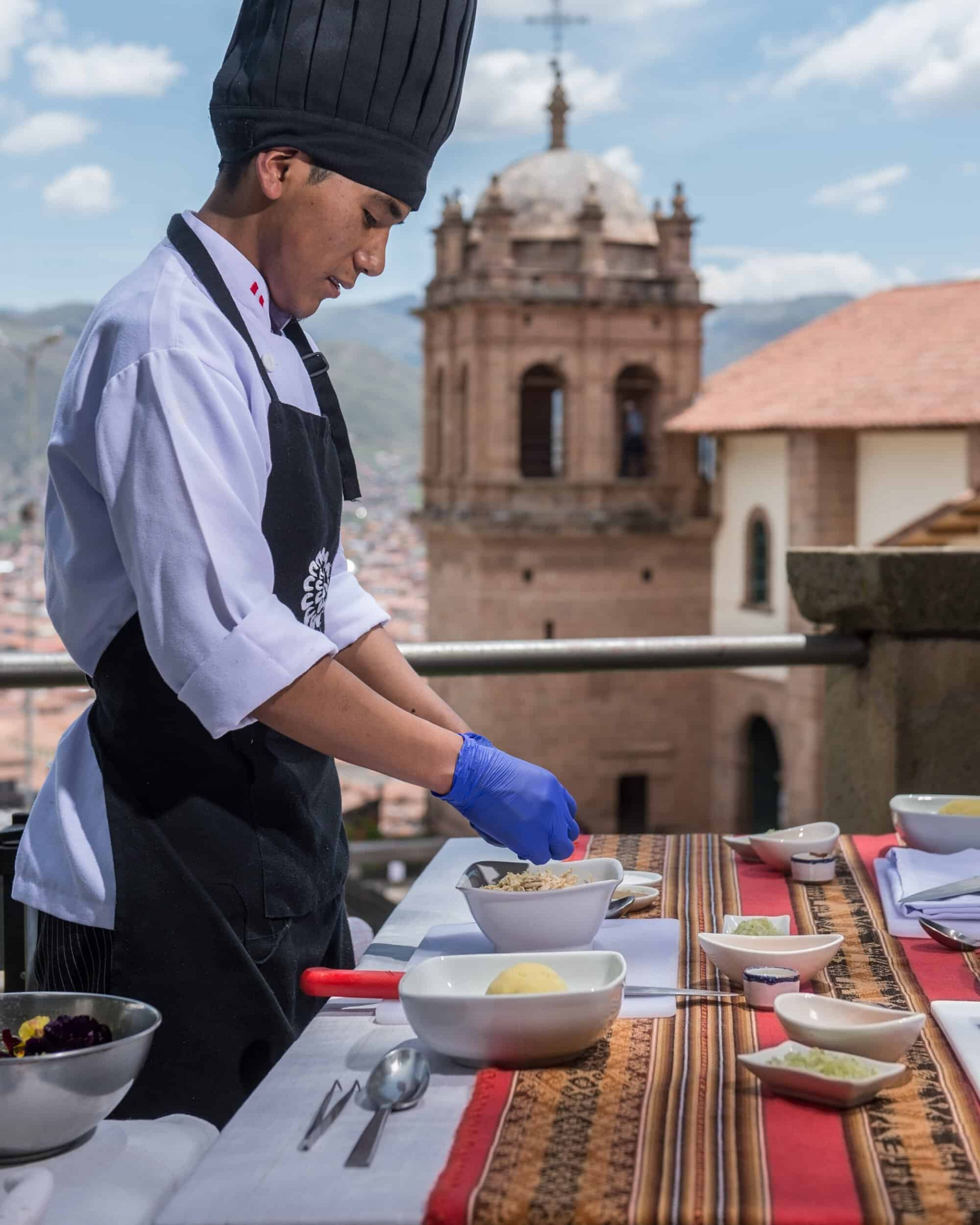 Chef de Palacio Manco Capac cocinando comida Peruana con vistas a Cusco 
